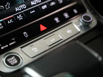 AUDI A8 55 TFSI quattr ACC HUD LEDER PANO STHZ MATRIX