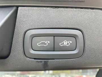 VOLVO XC60 B5 AWD Ultra Dark 360  ACC AHK B&W HUD LUFT