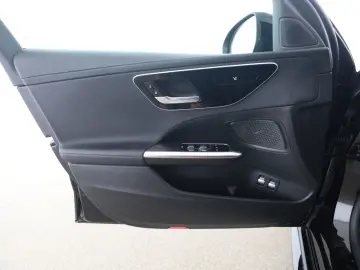 MERCEDES-BENZ C 300 e AMG Night MBUX Kamera LED Navi…