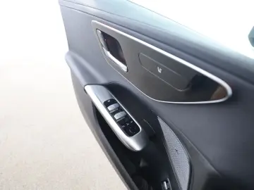 MERCEDES-BENZ C 300 e AMG Night MBUX Kamera LED Navi…