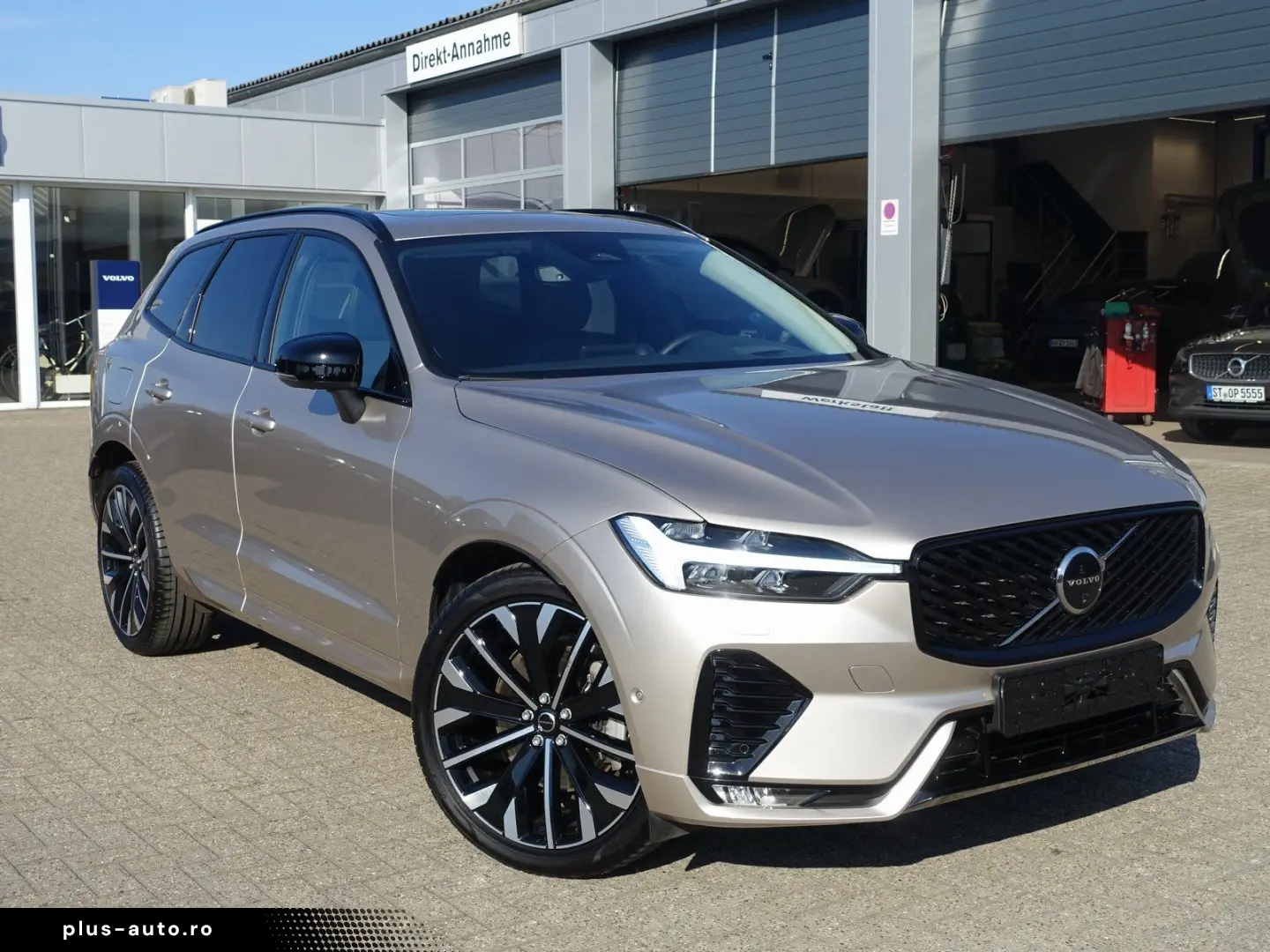 VOLVO XC60 Ultra Dark B5 AWD Mild-Hybrid PANO B&W LUFT