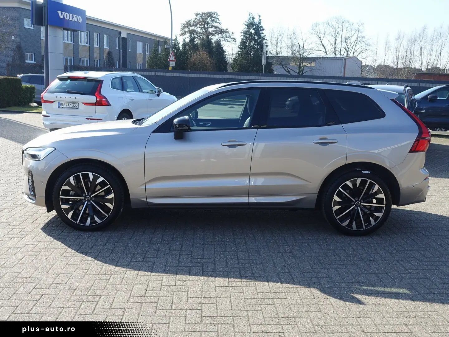 VOLVO XC60 Ultra Dark B5 AWD Mild-Hybrid PANO B&W LUFT