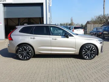VOLVO XC60 Ultra Dark B5 AWD Mild-Hybrid PANO B&W LUFT