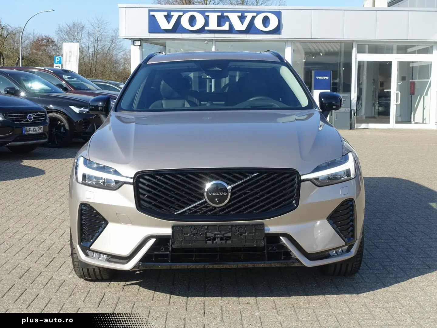 VOLVO XC60 Ultra Dark B5 AWD Mild-Hybrid PANO B&W LUFT