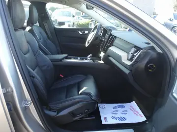 VOLVO XC60 Ultra Dark B5 AWD Mild-Hybrid PANO B&W LUFT