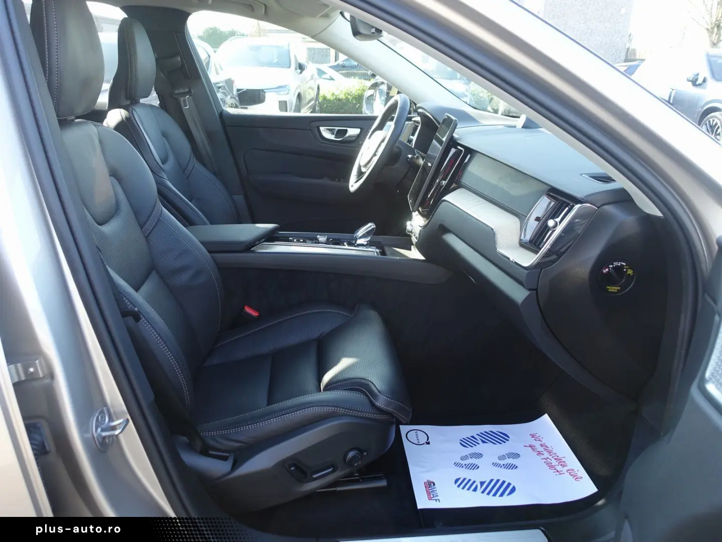 VOLVO XC60 Ultra Dark B5 AWD Mild-Hybrid PANO B&W LUFT