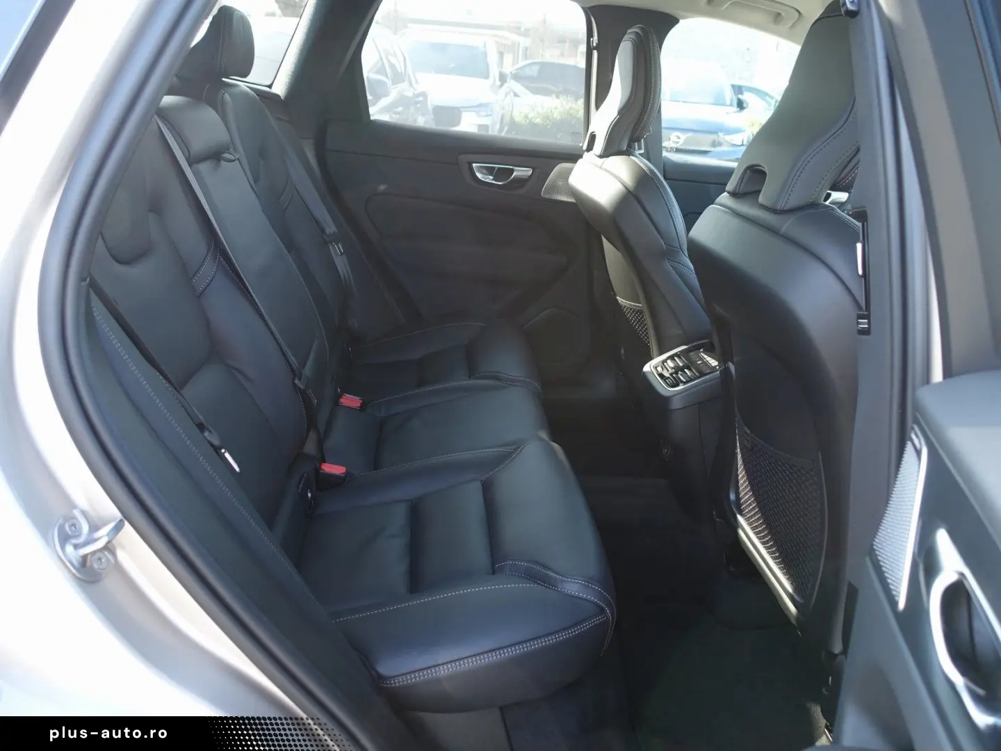 VOLVO XC60 Ultra Dark B5 AWD Mild-Hybrid PANO B&W LUFT