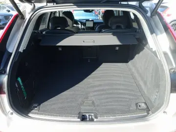 VOLVO XC60 Ultra Dark B5 AWD Mild-Hybrid PANO B&W LUFT