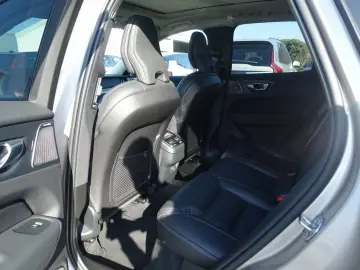 VOLVO XC60 Ultra Dark B5 AWD Mild-Hybrid PANO B&W LUFT