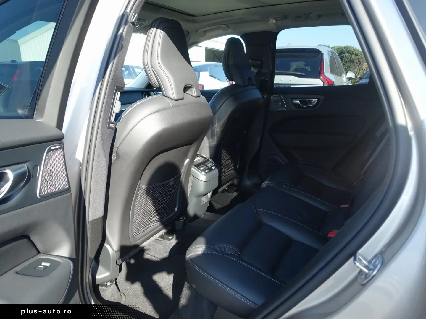 VOLVO XC60 Ultra Dark B5 AWD Mild-Hybrid PANO B&W LUFT