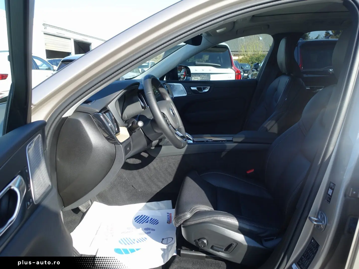 VOLVO XC60 Ultra Dark B5 AWD Mild-Hybrid PANO B&W LUFT