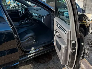 PORSCHE Cayenne GTS