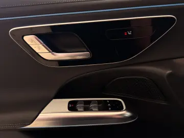 MERCEDES-BENZ E 220 d AMG NIGHT Keyless Totwinkel SHZ LED 19