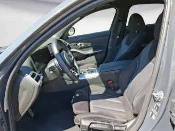 BMW 320i Automatik M SPORT Live Cockpit Pro Driving