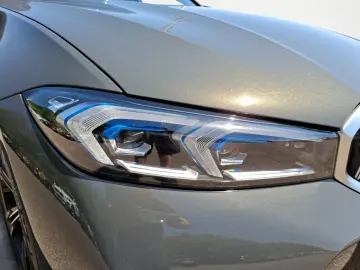 BMW 320i Automatik M SPORT Live Cockpit Pro Driving