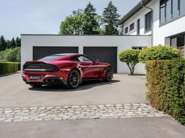 ASTON MARTIN VANQUISH PRESENTATION SPEC Q CARBON BESPOKE