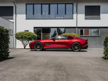 ASTON MARTIN VANQUISH PRESENTATION SPEC Q CARBON BESPOKE