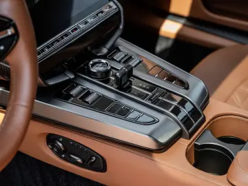 ASTON MARTIN VANQUISH PRESENTATION SPEC Q CARBON BESPOKE