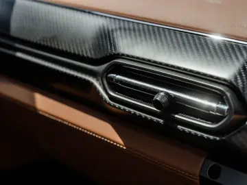 ASTON MARTIN VANQUISH PRESENTATION SPEC Q CARBON BESPOKE