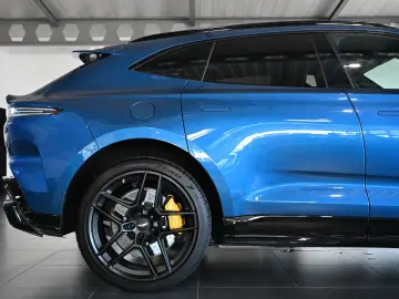 ASTON MARTIN DBX S Plasma Blue Magnesium Wheels Carbon Dach