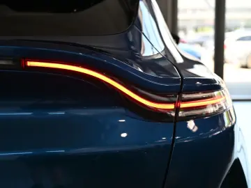 ASTON MARTIN DBX S Plasma Blue Magnesium Wheels Carbon Dach