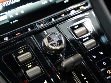 ASTON MARTIN DB12 V8 Coupe