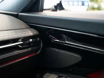 ASTON MARTIN DB12 V8 Coupe