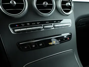 MERCEDES-BENZ GLC 300 4M Coupé  AMG Distronic PTS 360 Kamera
