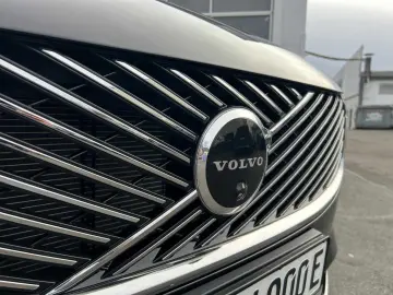 VOLVO XC90 T8 AWD Ultra Facelift LR Luft Pano 360 7Sit
