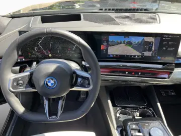 BMW 550e xDr T M Sport B&W Pano AHK AutoB DAPro PAPr