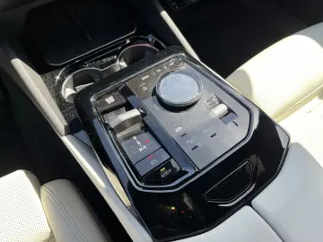 BMW 550e xDr T M Sport B&W Pano AHK AutoB DAPro PAPr