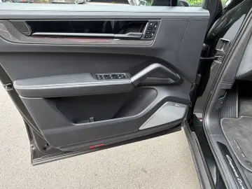 PORSCHE Cayenne Coupe Turbo E-Hybrid mit GT-Paket Burmes