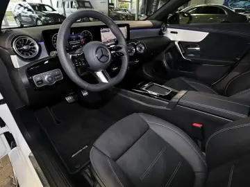 MERCEDES-BENZ CLA 200 Coupé AMG MBUX RüKam Pano LED …