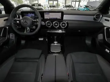 MERCEDES-BENZ CLA 200 Coupé AMG MBUX 360  M-LED Pano…