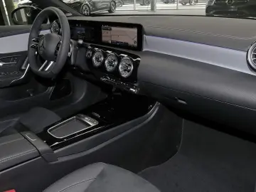 MERCEDES-BENZ CLA 200 Coupé AMG MBUX 360  M-LED Pano…