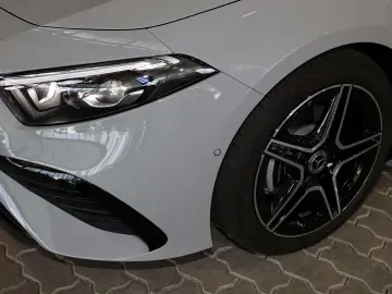 MERCEDES-BENZ A 200 Limousine AMG RüKam M-LED AHK Di…