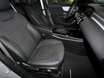 MERCEDES-BENZ A 200 Limousine AMG RüKam M-LED AHK Di…