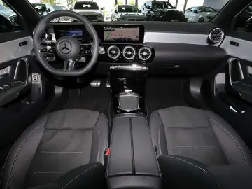 MERCEDES-BENZ A 200 Limousine AMG RüKam M-LED AHK Di…