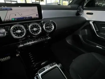 MERCEDES-BENZ A 200 Limousine AMG RüKam M-LED AHK Di…