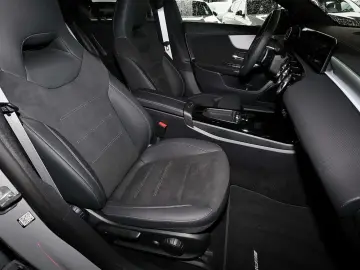 MERCEDES-BENZ CLA 220 d Coupé AMG MBUX LED Pano RüKa…