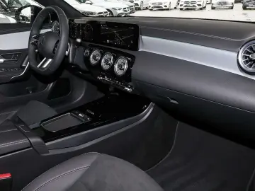 MERCEDES-BENZ CLA 220 d Coupé AMG MBUX LED Pano RüKa…