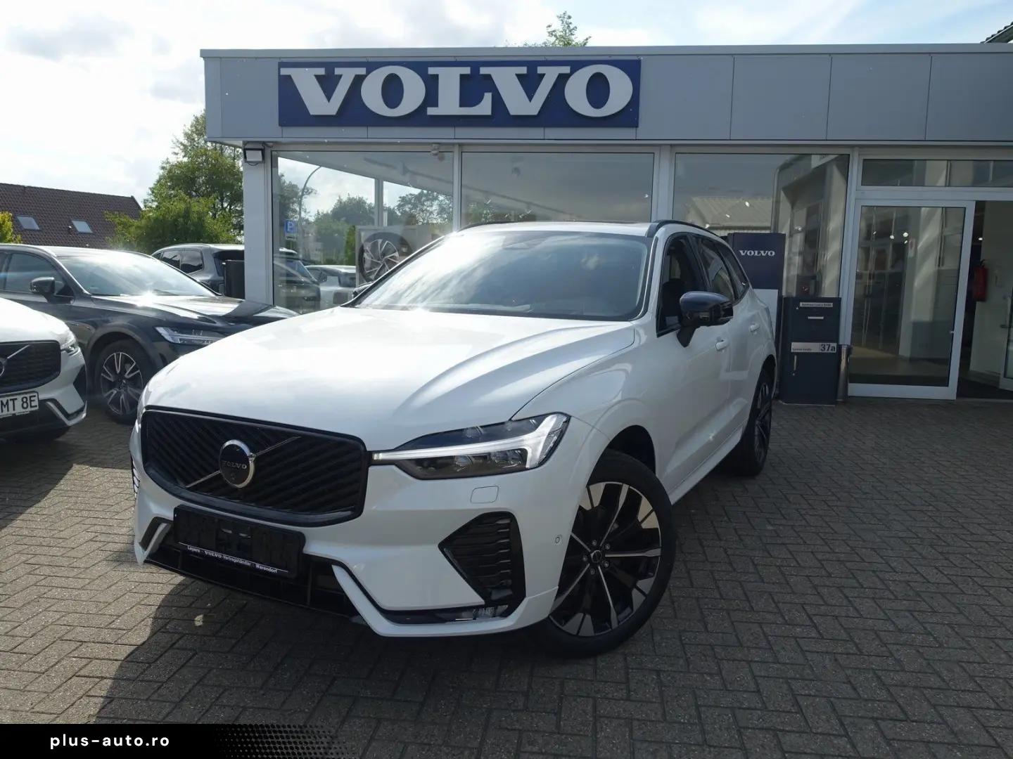 VOLVO XC60 Plus B5 AWD Mild-Hybrid Dark AHK Pano H&K