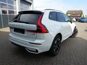 VOLVO XC60 Plus B5 AWD Mild-Hybrid Dark AHK Pano H&K