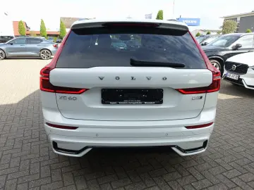 VOLVO XC60 Plus B5 AWD Mild-Hybrid Dark AHK Pano H&K