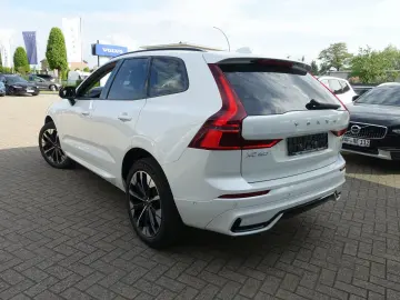 VOLVO XC60 Plus B5 AWD Mild-Hybrid Dark AHK Pano H&K