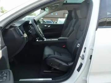 VOLVO XC60 Plus B5 AWD Mild-Hybrid Dark AHK Pano H&K