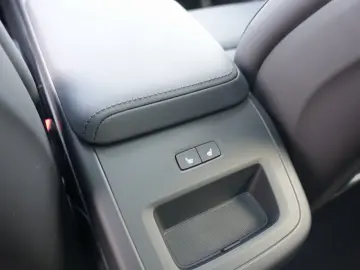 VOLVO XC60 Plus B5 AWD Mild-Hybrid Dark AHK Pano H&K