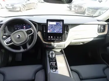 VOLVO XC60 Plus B5 AWD Mild-Hybrid Dark AHK Pano H&K