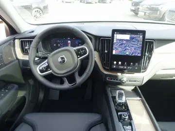 VOLVO XC60 Plus B5 AWD Mild-Hybrid Dark AHK Pano H&K