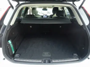 VOLVO XC60 Plus B5 AWD Mild-Hybrid Dark AHK Pano H&K